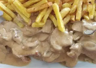 Bife com natas e cogumelos