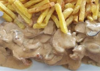 Bife de Frango com Cogumelos e Natas