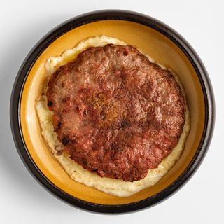 Pljeskavica juneća u kajmaku