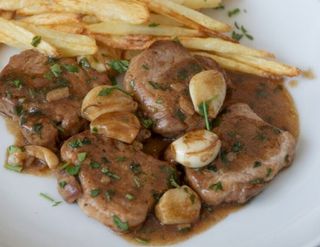 Cerdo con ajos y verduras