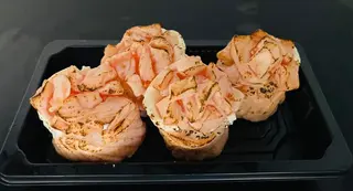 4 Gunkan Salmão