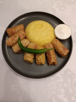 Sărmăluţe în foi de varză cu mămăligă 