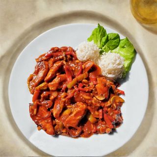 Пикантно пилешко със зеленчуци и бял ориз