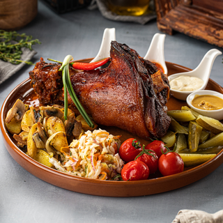 Свиная рулька в азиатском маринаде с капустой и картофелем (1130 гр)