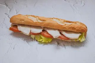 Bocadillo De Pollo Con Lechuga Y Tomate