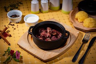 Pastrama  de oaie servita cu mamaliguta si mujdei