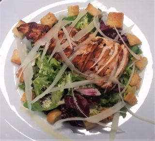 Salata cu piept de pui la grill