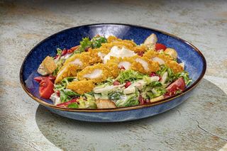 Salata cu pui crocant