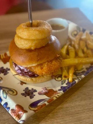 Hamburguesa de pollo katzu con patatas