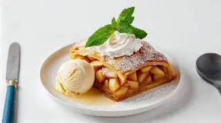 Strudel di mele artigianale con panna