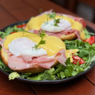 Яйца Бенедикт