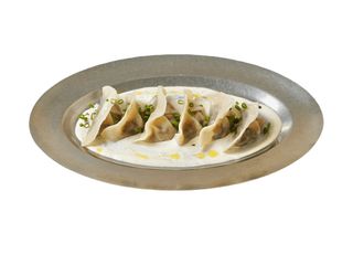 Dumpling з білими грибами і соусом Дор блю