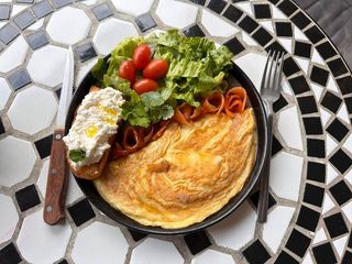 Легкий сніданок з лососем