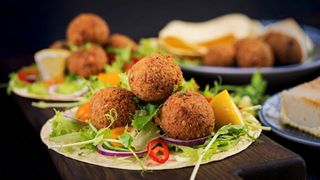 Falafel cu humus si focaccia