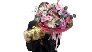 Zestaw kwiaty sezonowe w gąbce i Ferrero Rocher