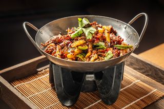 90 Pollo alla scodella di fuoco con ossa