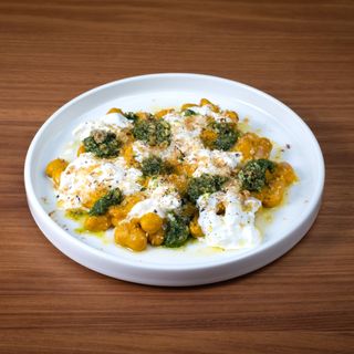 Маслен боб с песто и страчатела