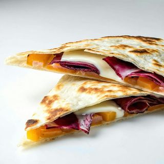 Piadina - Speck, scamorza affumicata e crema radicchio