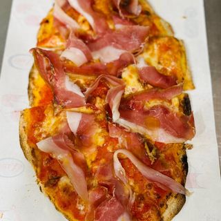 Margherita con crudo