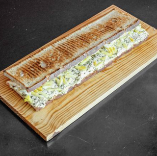 Tosta de Frango com Ananás 1 Metro