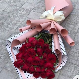 Bouquet Élégant de 24 Roses Rouges – Le Charme de la Passion