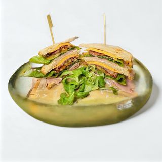 Club sandwich servito con patatine fritte