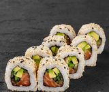 Каліфорнія з лососем в кунжуті