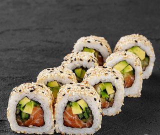 Каліфорнія з лососем в кунжуті (330г)