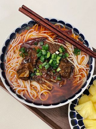Fideos De Arroz Con Ternera En Salsa Asada