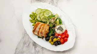 Салат с хрустящим цыплёнком и брокколи