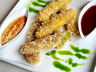 Сулугуні в клярі з соусом спайсі і ягідним кулі (330g)