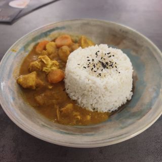 Arroz blanco con pollo al curry