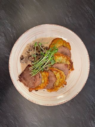 Язик з сезоними дерунами та грибним соусом (260г)