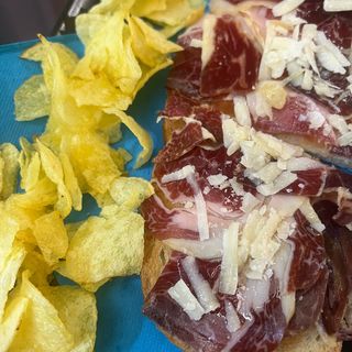 Jamón ibérico con tomate y lascas de pecorino