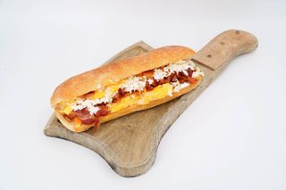 Jaja u ciabati sa sirom i domaćom slaninicom