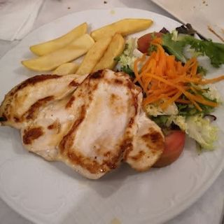 Pechuga De Pollo Con Patatas Y Ensalada