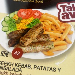42. Seekh Kebab Con Patatas Y Ensalada