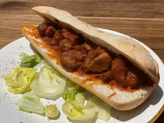 Bocadillo De Carne Con Tomate