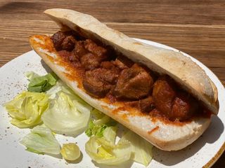 Bocadillo De Carne Con Tomate