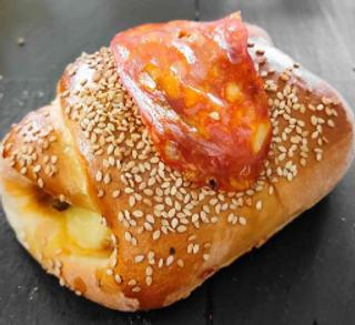 Calzone al forno con salame piccante