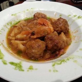 albóndigas de sepia y gambas
