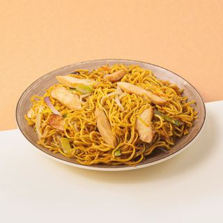 Tallarines Con Pollo, Salsa De Curry Y Patatas