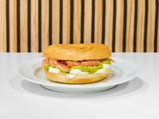 Bagel Con Salmón Y Aguacate