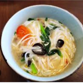 Brodo di spaghetti di riso con verdure 