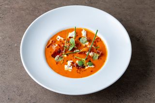 Supa crema de rosii cu branza de capra si crunch de prosciutto