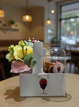 Buchet de flori și căpșuni în ciocolată