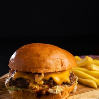Burger Clásica (con patatas fritas)