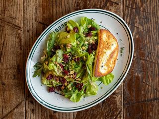 Салат з сиром Халумі та в'яленою вишнею (190г)