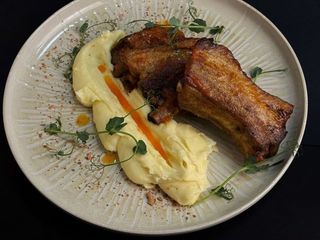 Запечені реберця з картопляним пюре