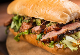 Bocadillo de mechada con jamón serrano